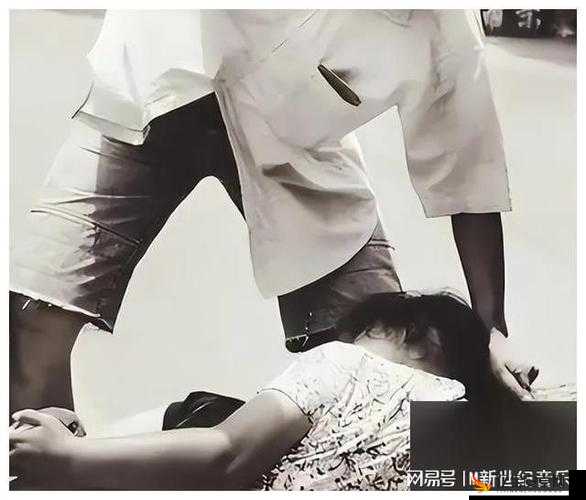 女子深夜疯狂性行为引发热议：行为背后的隐秘故事